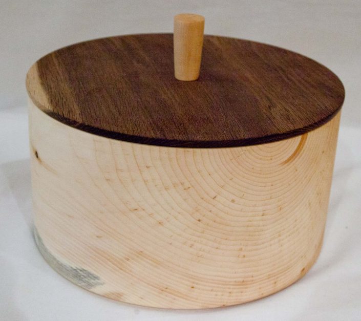 Zirbenbrotdose mit Nussdeckel